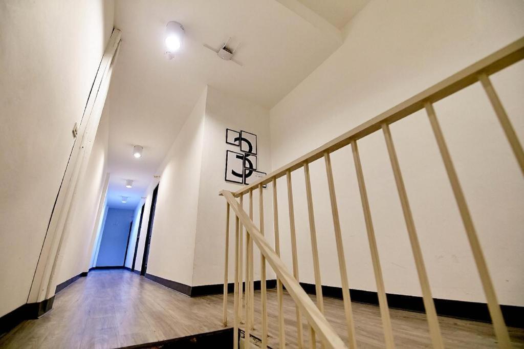The Rabbit'S Hole Hostel 방콕 외부 사진