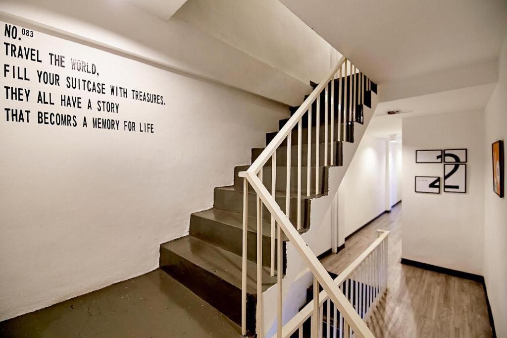 The Rabbit'S Hole Hostel 방콕 외부 사진