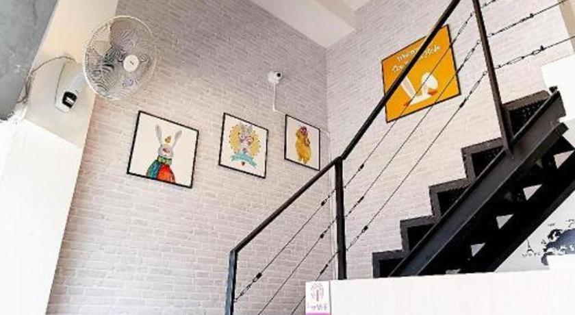 The Rabbit'S Hole Hostel 방콕 외부 사진