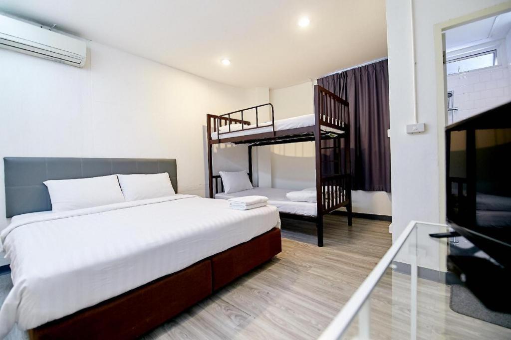 The Rabbit'S Hole Hostel 방콕 외부 사진