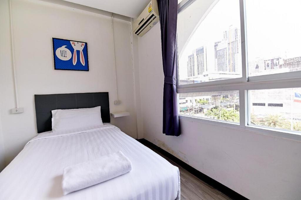 The Rabbit'S Hole Hostel 방콕 외부 사진